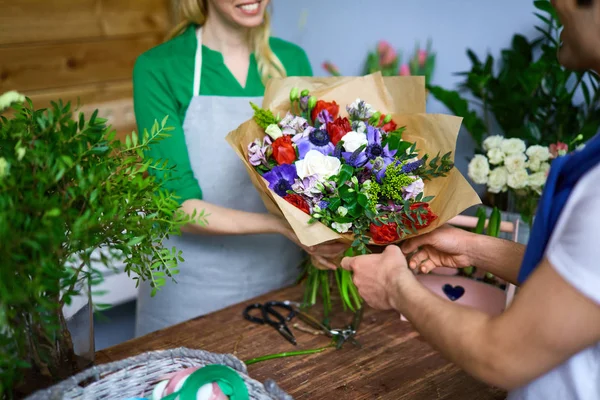 Sprzedawca Kwiatów Dając Ułożone Bukiet Kupującego — Zdjęcie stockowe