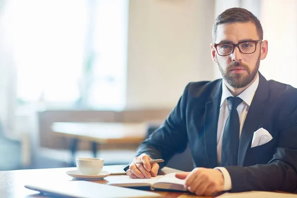 Commerciante Sicuro Abito Elegante Seduto Nel Caffè — Foto Stock