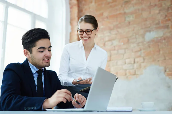 Jóvenes Colegas Planeando Nuevo Proyecto Discutiendo Información Línea — Foto de Stock