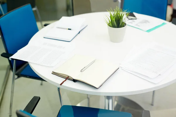 Objecten Voor Zakelijke Bijeenkomst Een Ronde Tafel Met Verschillende Lege — Stockfoto