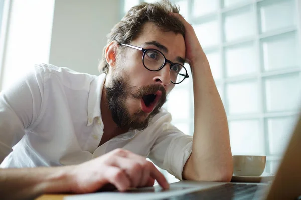 Verbaasd Zakenman Laptop Scherm Kijken Terwijl Het Zoeken Naar Werk — Stockfoto