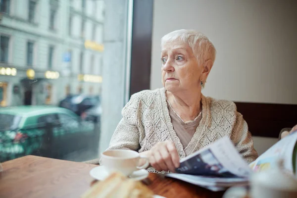 Kafede Otururken Pencereden Bakarak Günlüğüyle Gergin Kadın — Stok fotoğraf