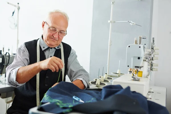 Ritratto Piacevole Vecchio Che Lavora Studio Sartoria Facendo Vestiti Macchina — Foto Stock