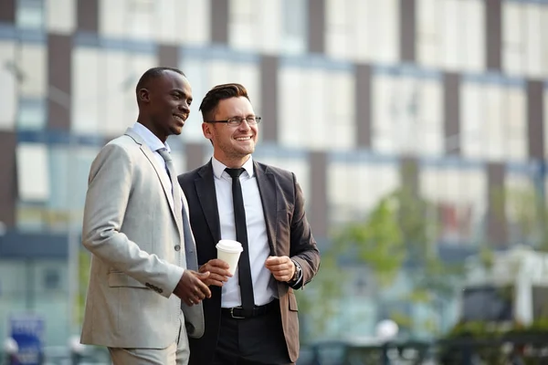 Hombre Negocios Mediana Edad Colega Afroamericano Mirando Hacia Otro Lado — Foto de Stock