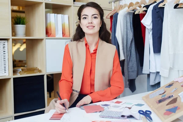 Mujer Joven Feliz Trabajando Con Muestras Tela — Foto de Stock