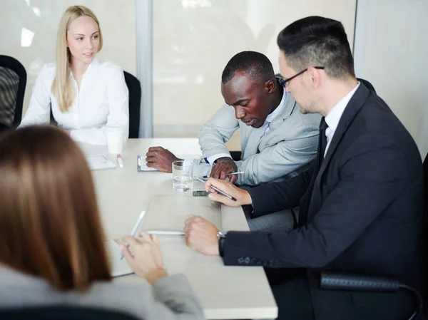 Grupo Multi Étnico Empresários Que Reúnem Sala Conferências Discutir Questões — Fotografia de Stock