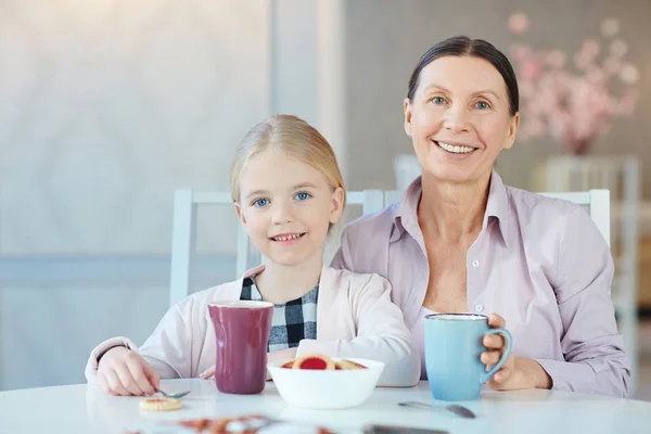 Senior Női Unokája Desszertet Amelyek Vagy Snack Tábla — Stock Fotó