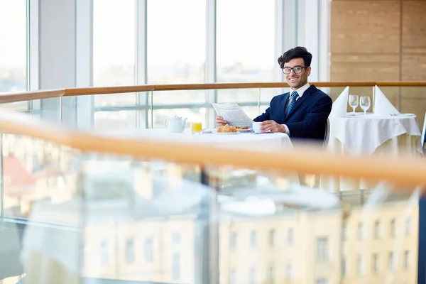 Succesvolle Jonge Zakenman Met Krant Ontbijten Café — Stockfoto