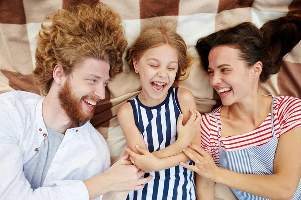 Pais Brincalhões Fazendo Cócegas Sua Filha Rindo Completamente — Fotografia de Stock