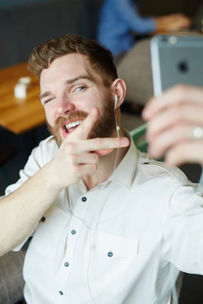 Flirty Man Kijkt Smartphone Tijdens Een Gesprek Video Chat — Stockfoto
