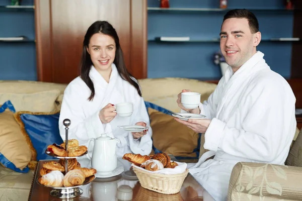 Jovem Casal Roupões Banho Tomando Chá Pela Manhã — Fotografia de Stock