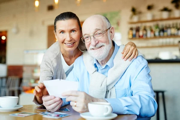 Seniorenpaar Schaut Sich Fotos Café — Stockfoto