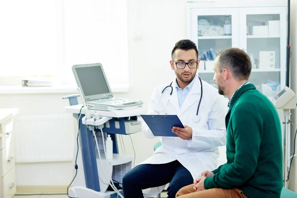 Paciente Barbudo Meia Idade Tendo Consulta Com Médico Altamente Profissional — Fotografia de Stock