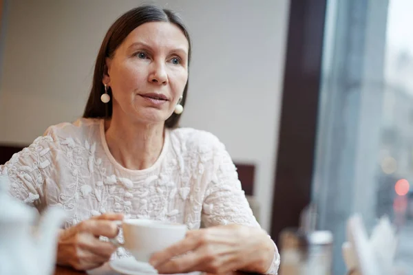 Mooie Vrouw Met Kopje Thee Ontspannen Café — Stockfoto