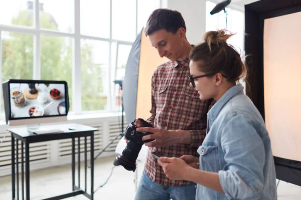 Jóvenes Fotógrafos Mirando Través Nuevas Tomas Cámara Fotográfica Estudio Producción — Foto de Stock