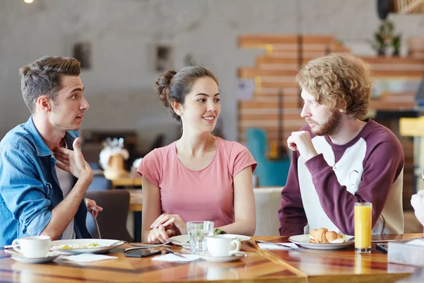 Grupo Millennials Hablando Hora Del Almuerzo Nuevo Café Restaurante —  Fotos de Stock