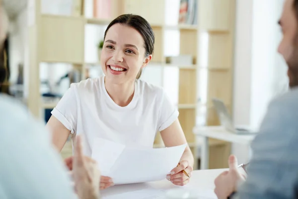 Jeune Demandeur Emploi Avec Parler Aux Employeurs — Photo