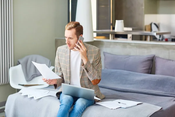 Upptagen Ekonom Med Laptop Pratar Telefonen Och Läsa Finansiella Papper — Stockfoto