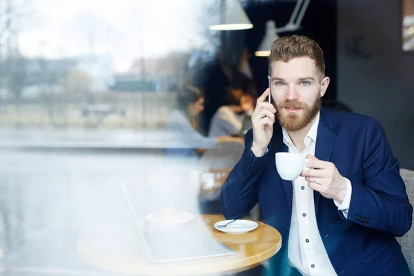 Hombre Negocios Seguro Con Taza Café Llamando Cafetería — Foto de Stock