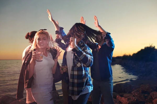 Grupo Jóvenes Amigos Con Bebidas Bailando Atardecer Playa —  Fotos de Stock