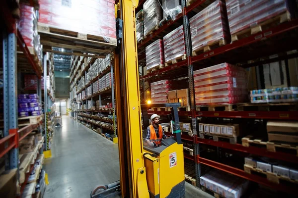 Εργαζόμενος Forklifter Φόρτωση Συσκευασμένων Εμπορευμάτων Για Χονδρική Πώληση — Φωτογραφία Αρχείου