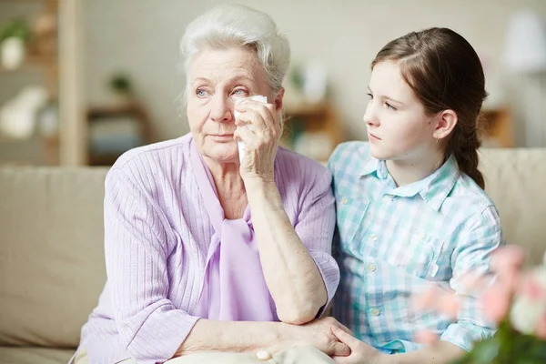 Chica Mirando Abuela Limpiando Lágrimas —  Fotos de Stock