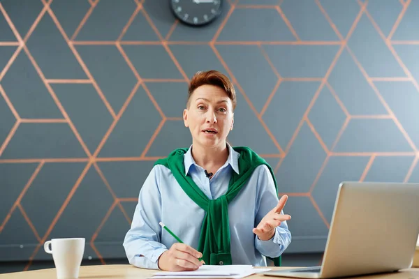 Contemporary Newscaster Reporting Latest News Table Studio — Stock Photo, Image