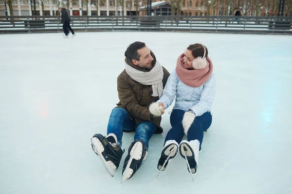 Casal Amoroso Sentado Pista Patinação Após Atividade Física Conversando — Fotografia de Stock