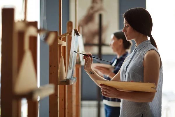 Alvorlig Pige Med Malerpensel Arbejder Studiet Kunst - Stock-foto