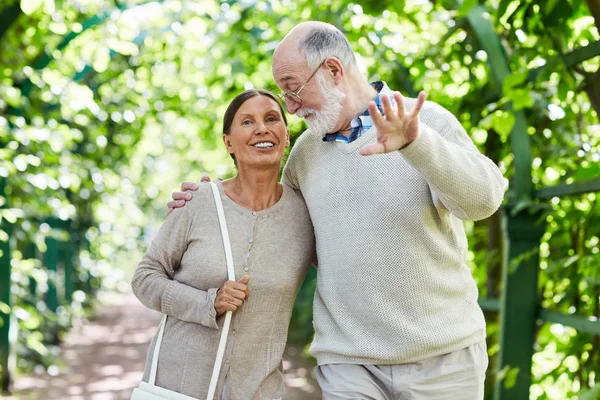 Marido Esposa Ancianos Que Caminan Callejón Los Árboles Día Verano — Foto de Stock