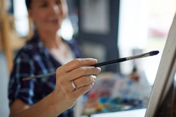 Mão Humana Com Pincel Durante Curso Estudos Arte — Fotografia de Stock