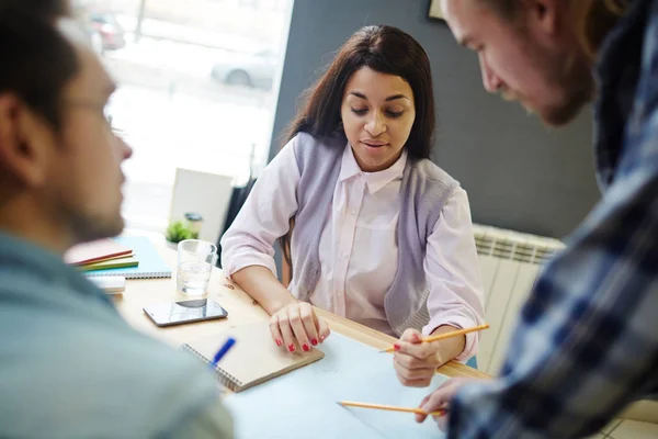 Grupo Arquitetos Modernos Olhando Esboço Papel Durante Discussão — Fotografia de Stock