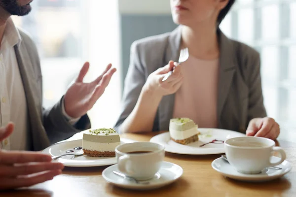 Два Человека Едят Вкусный Десерт Разговаривают Кафе — стоковое фото