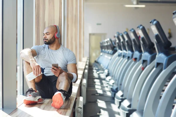 Homem Calmo Activewear Ouvir Música Fones Ouvido Enquanto Olha Janela — Fotografia de Stock