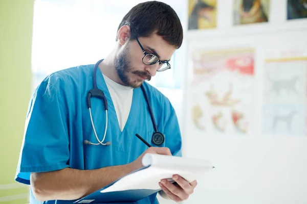 Jovem Médico Fazendo Anotações Clínica — Fotografia de Stock