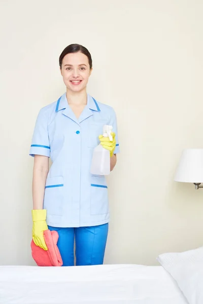 Professionell Hushållerska Med Svamp Och Desinfektionsmedel Som Arbetar Hotellrum — Stockfoto