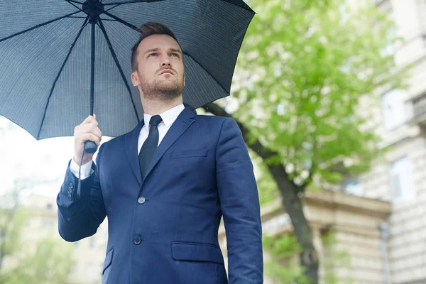 Jungunternehmer Mit Regenschirm Städtischen Umfeld — Stockfoto