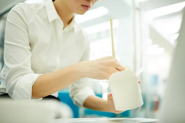 Młody Menedżer Oraz Pałeczkami Jedzenia Chiński Makaron Porze Lunchu — Zdjęcie stockowe