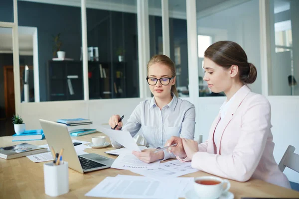 Zwei Schlaue Studenten Lesen Aufgabe Auf Papier Bevor Sie Sie — Stockfoto