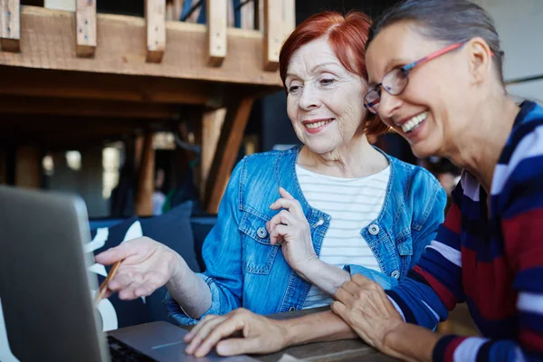 Sonriendo Las Mujeres Edad Chat Vídeo —  Fotos de Stock