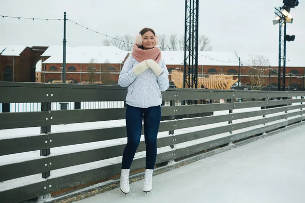 Jonge Vrouw Winterwear Schaatsen Permanent Door Hek Ijsbaan Stedelijke Omgeving — Stockfoto