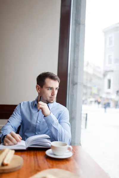 Joven Mirando Atentamente Través Ventana Mientras Está Sentado Cafetería —  Fotos de Stock