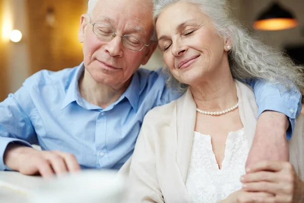 Amorösa Senior Par Som Njuter Att Vara Tillsammans — Stockfoto