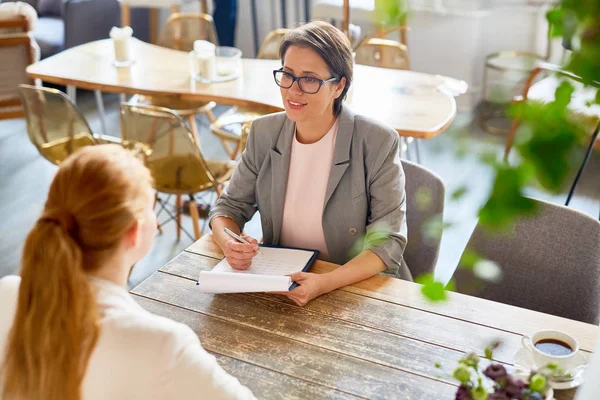 Propriétaire Confiant Café Interviewant Jeune Spécialiste — Photo