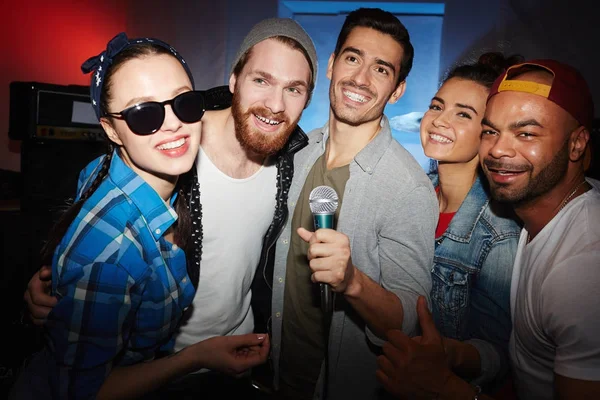 Grupo Multiétnico Jóvenes Sonrientes Pasando Rato Una Discoteca Fiesta Divirtiéndose —  Fotos de Stock