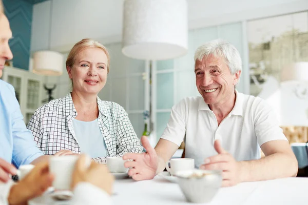 Alegre Pareja Ancianos Hablando Con Sus Amigos Ocio Cafetería —  Fotos de Stock