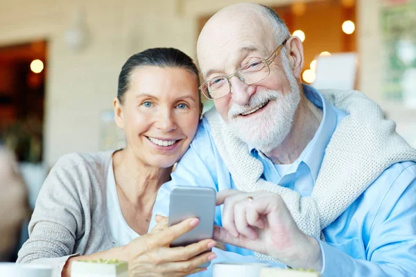 Pasangan Senior Bergerak Meramban Net Melalui Smartphone — Stok Foto