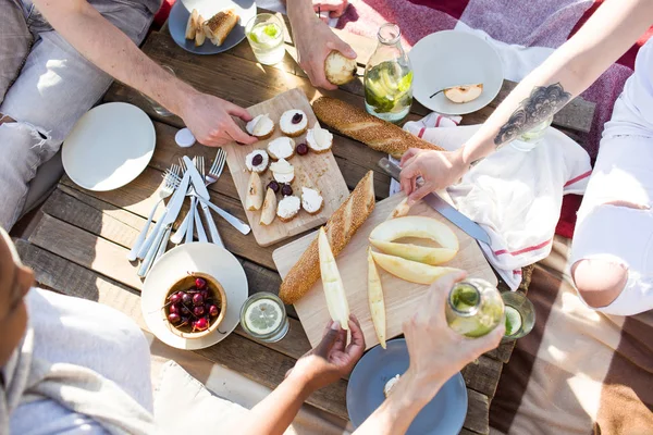 Mãos Humanas Sobre Mesa Servida Com Bebidas Lanches Frutas — Fotografia de Stock