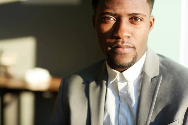 Głowa Ramiona Portret Pewnie Młody Biznesmen African American Stoi Biurze — Zdjęcie stockowe