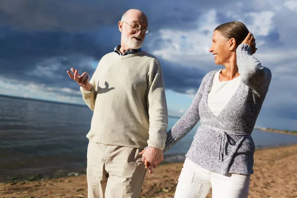 Aanhankelijk Senioren Genieten Van Promenade Aan Het Strand Van Badplaats — Stockfoto